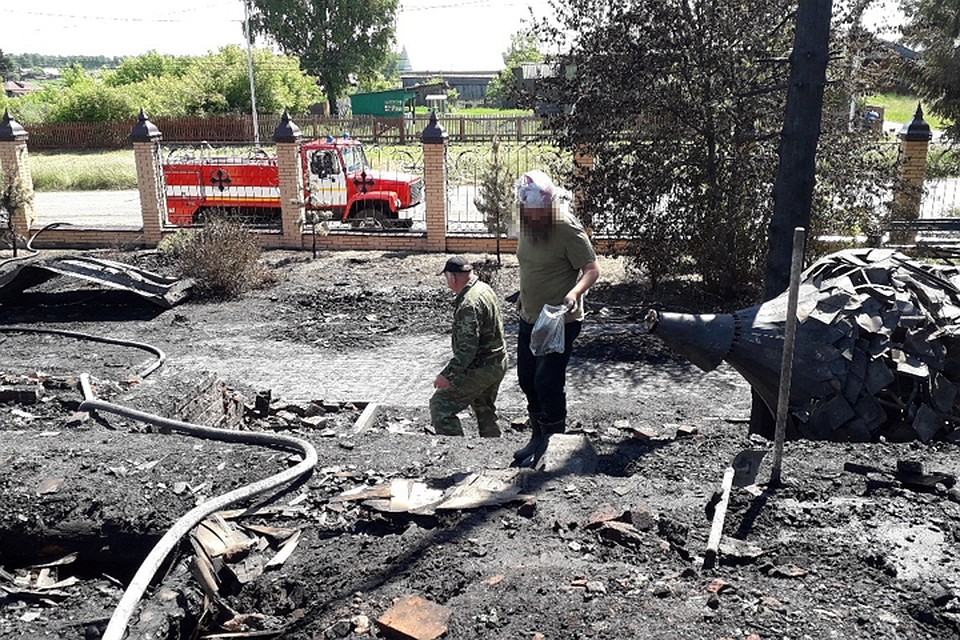 На месте сгоревшего монастыря собирают уголь. Фото: Илья Тарасов