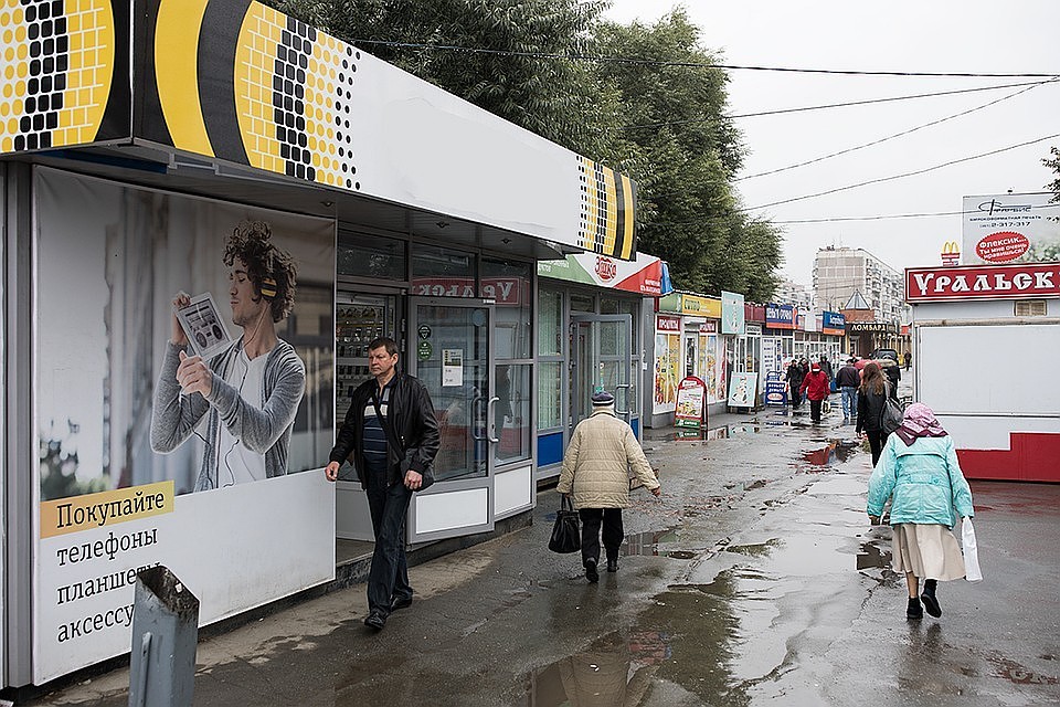Незаконных ларьков на городских улицах очень много.