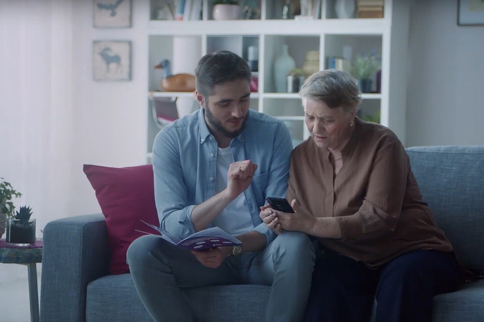 Tele2 запустила масштабную социальную кампанию «Переведи бабушку в интернет».