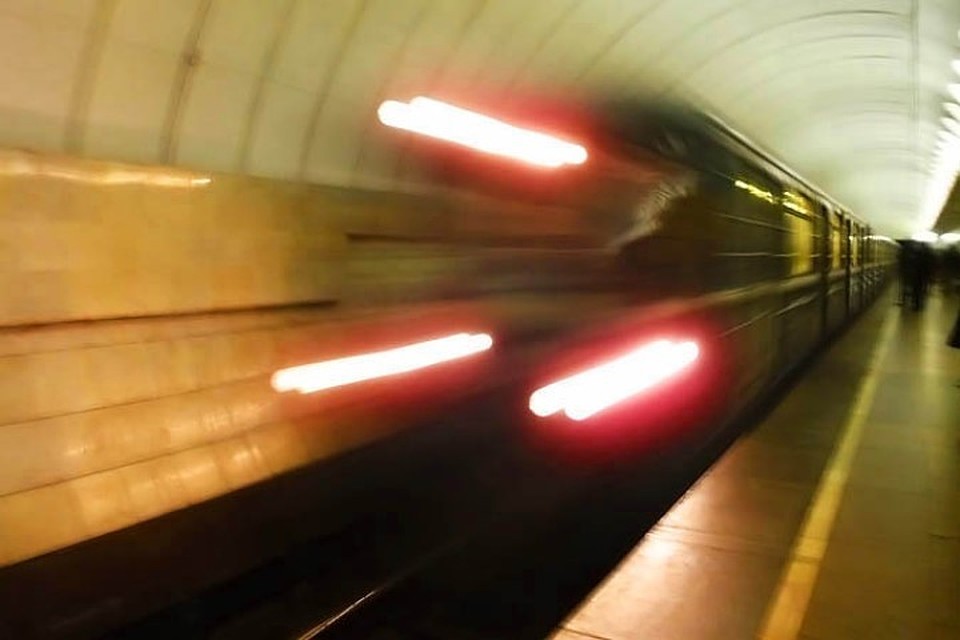 В московском метро девушка упала на рельсы, пытаясь достать свой телефон