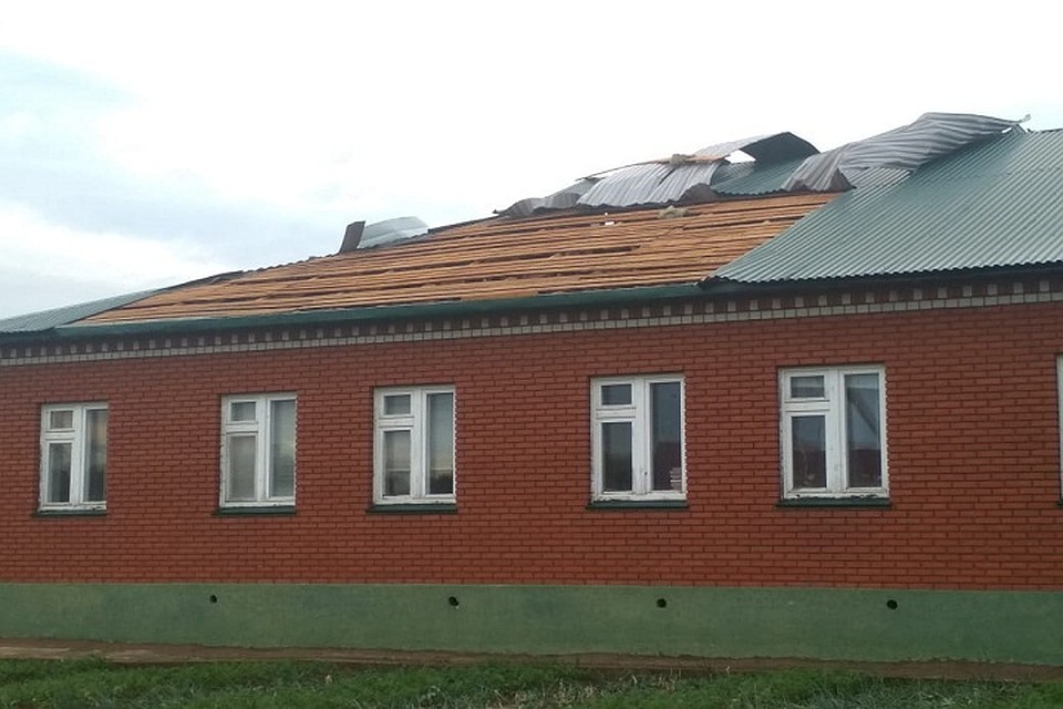 Ветер частично сдул крышу со школы
