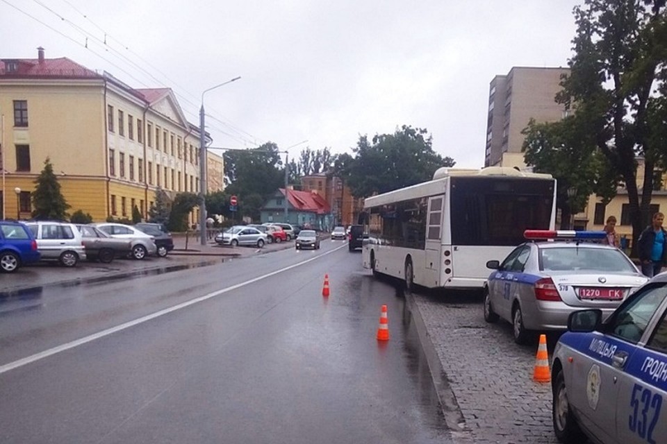 Пенсионера зажало в дверях автобуса, и он угодил под заднее колесо. Фото: ГАИ Гродно.