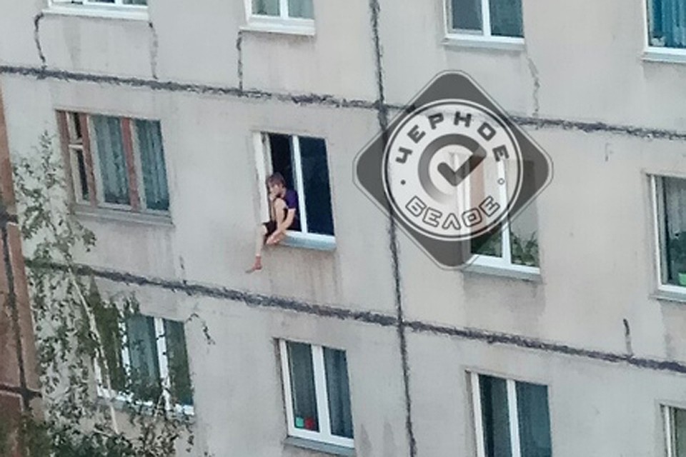 Подросток на окне в Магнитогорске. Фото: vk.com/magnitkacity
