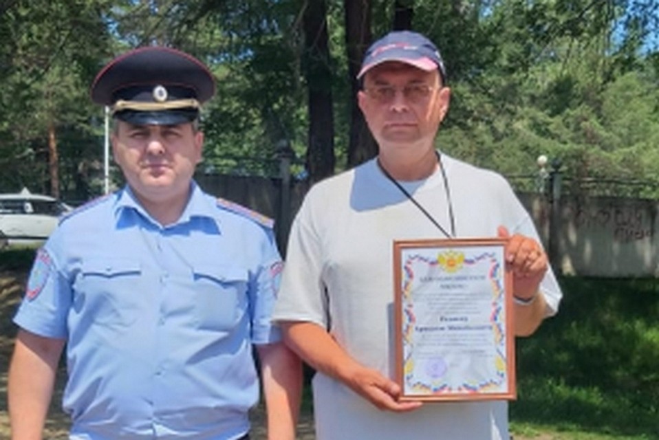 Экс-полицейский побежал к реке, перемахнул через ограду и прыгнул в воду. Фото: УМВД России по Приморскому краю