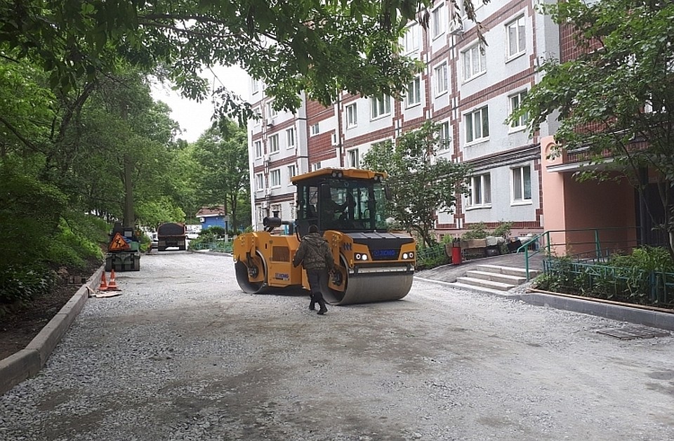 Приморцы сами решают, какое благоустройство во дворе им требуется. Фото: Евгений КУЛЕШОВ.