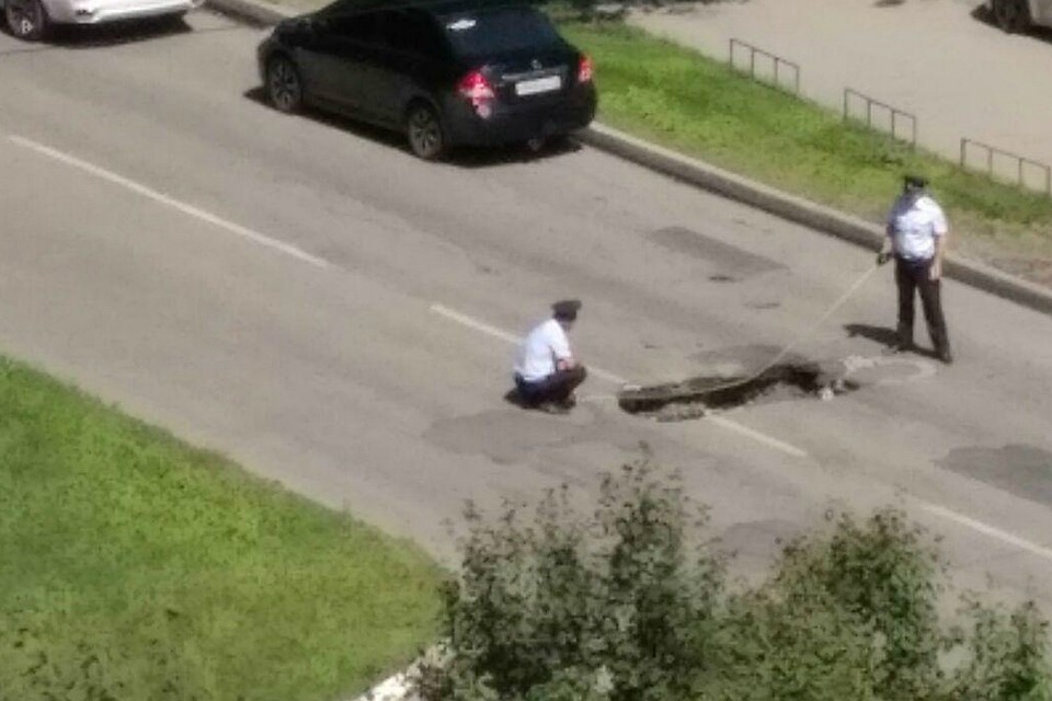 Асфальт провалился в центре Челябинска.