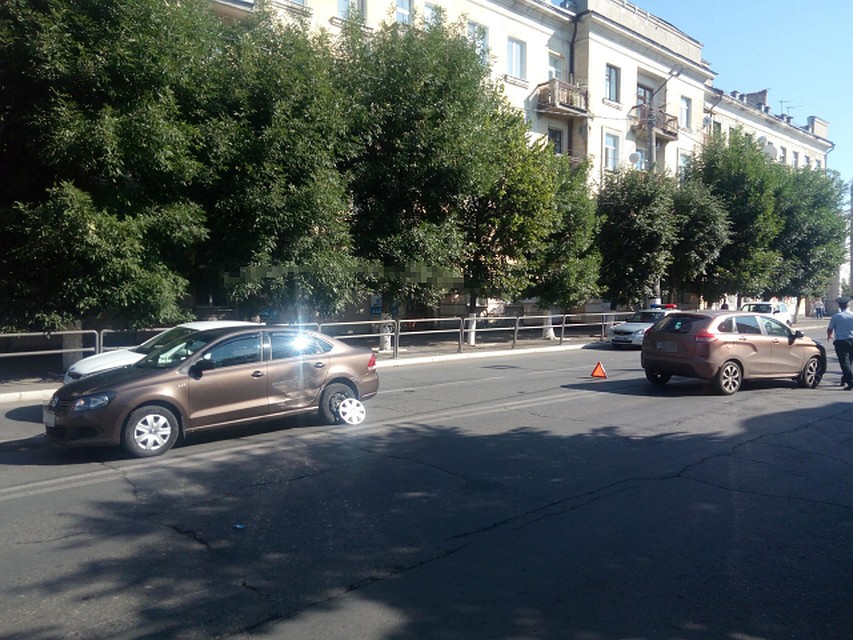 Водитель отечественной легковушки сбил женщину и врезался в иномарку / Фото: КТВ-Луч