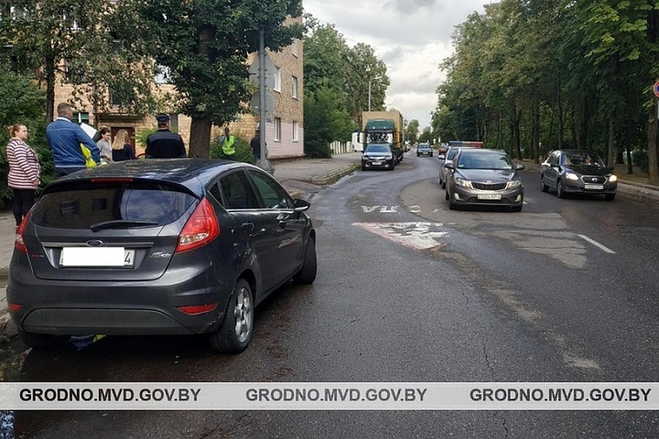 Обзор водителю ограничивали припаркованные авто. Фото: УВД Гродненского облисполкома.