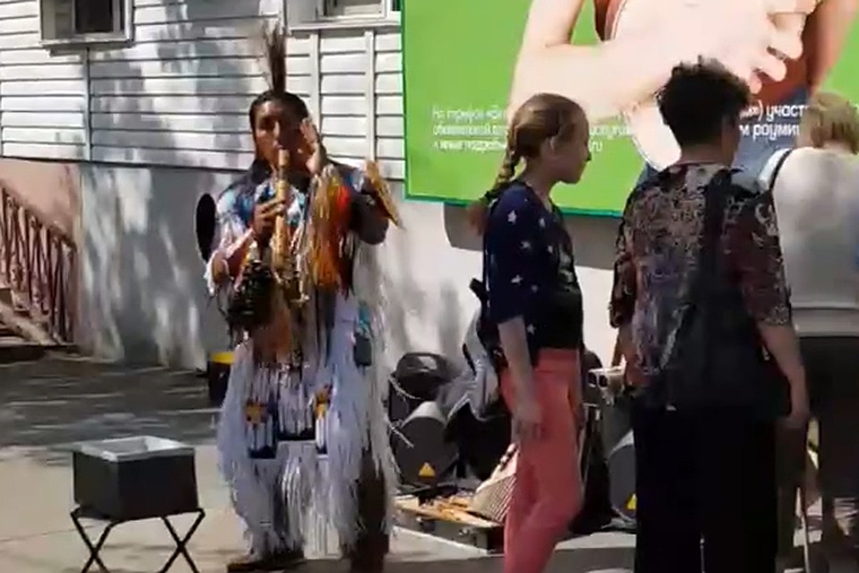 Уличный музыкант в костюме индейского шамана. Кадр из видео Анны Петровой.
