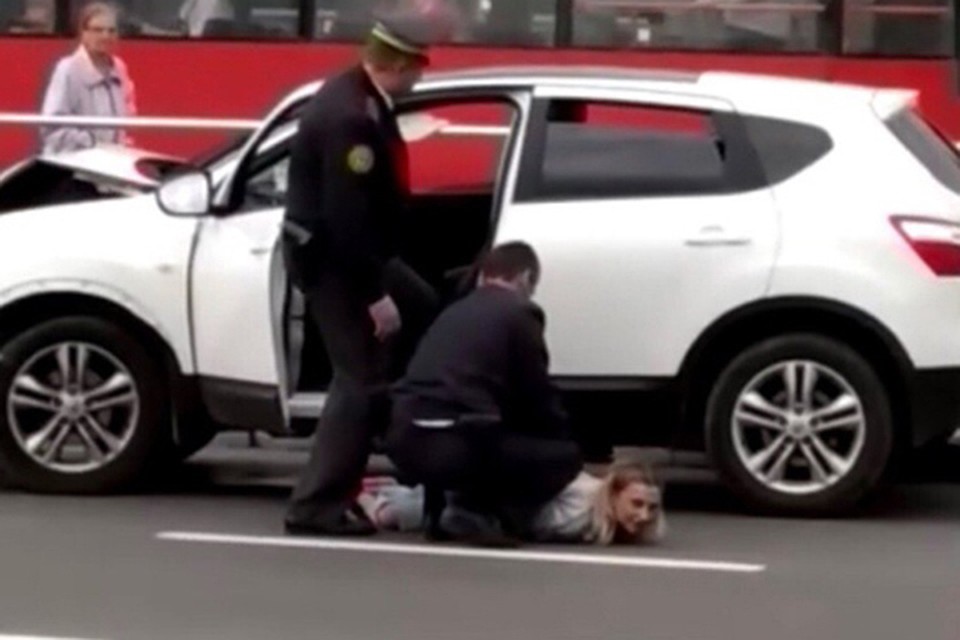 Женщина, которая устроила странную аварию на Московском проспекте в Витебске, буквально выпала из авто, говорят очевидцы. Фото: Вконтакте, Новый Витебск.