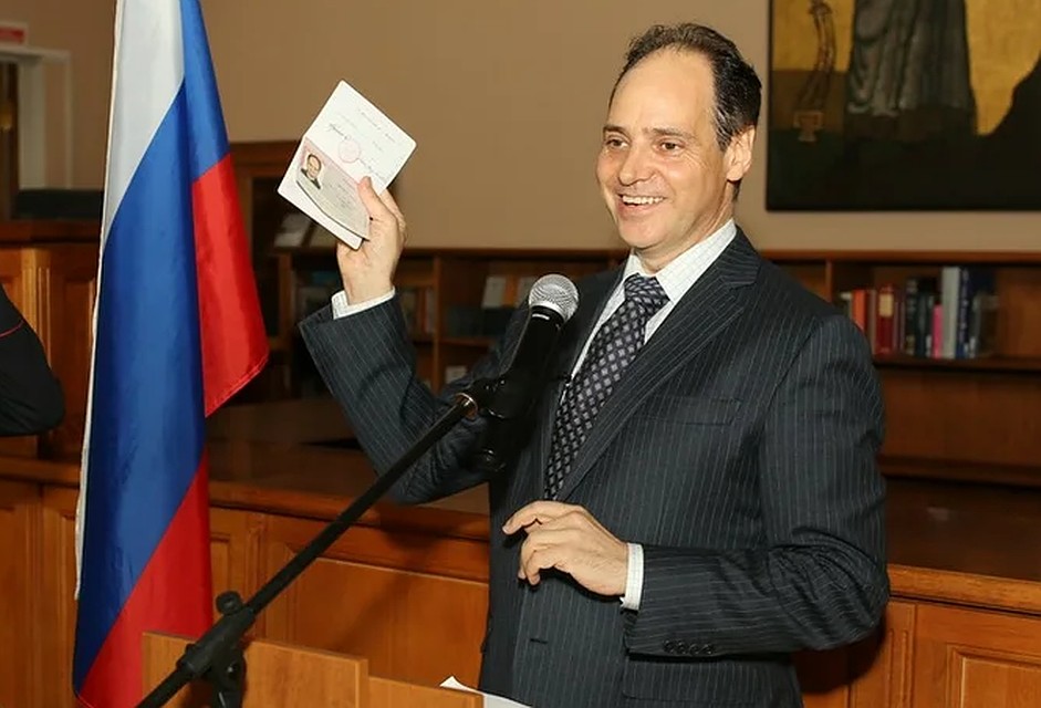 Американский поэт стал обладателем российского паспорта.