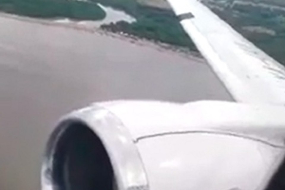 Пассажира сняли на видео поломку двигателя самолета