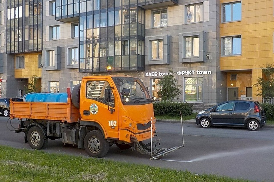 За неделю с улиц Петербурга вывезли 2,6 тысячи тонн грязи. Фото: Комитет по благоустройству СПб