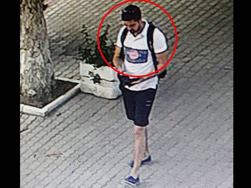 Всех, кто узнал мужчину на видео, просят позвонить по тел.: 068 923 117.