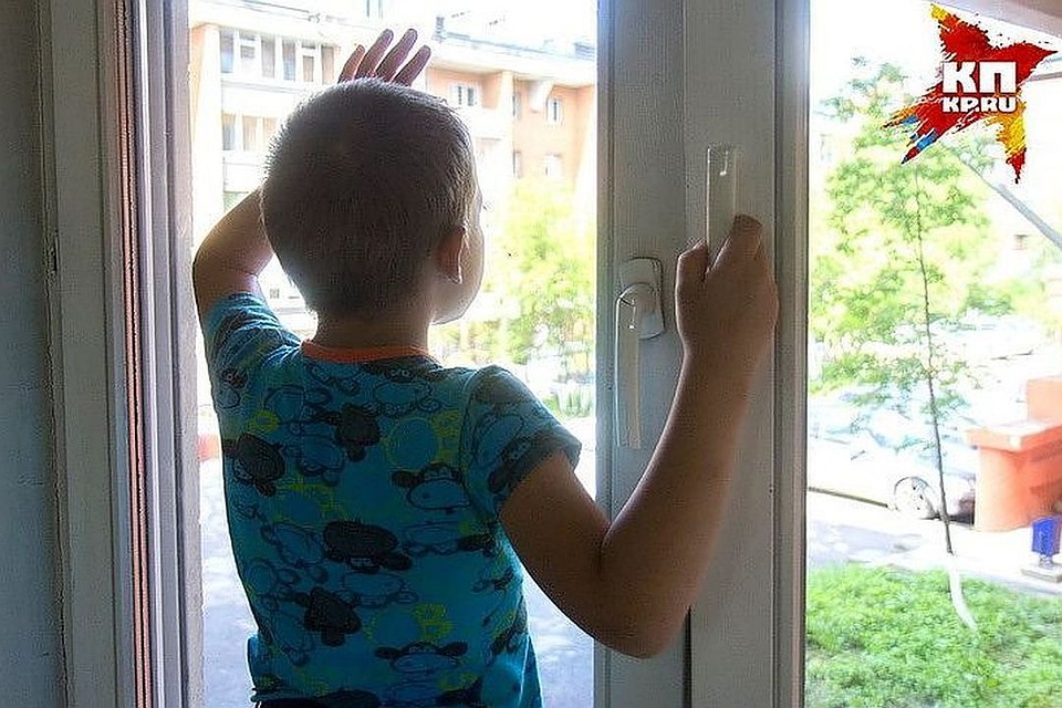 Мальчик оказался дома один.