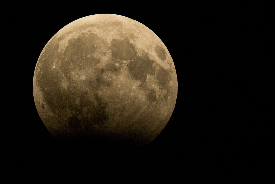 Максимальное погружение Луны во мрак произойдет в 02:30.