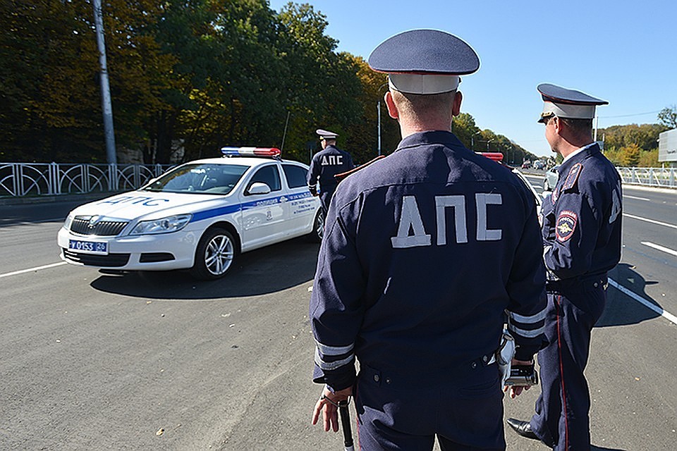 Водитель грузовика в Москве сбил полицейского и дорожного работника