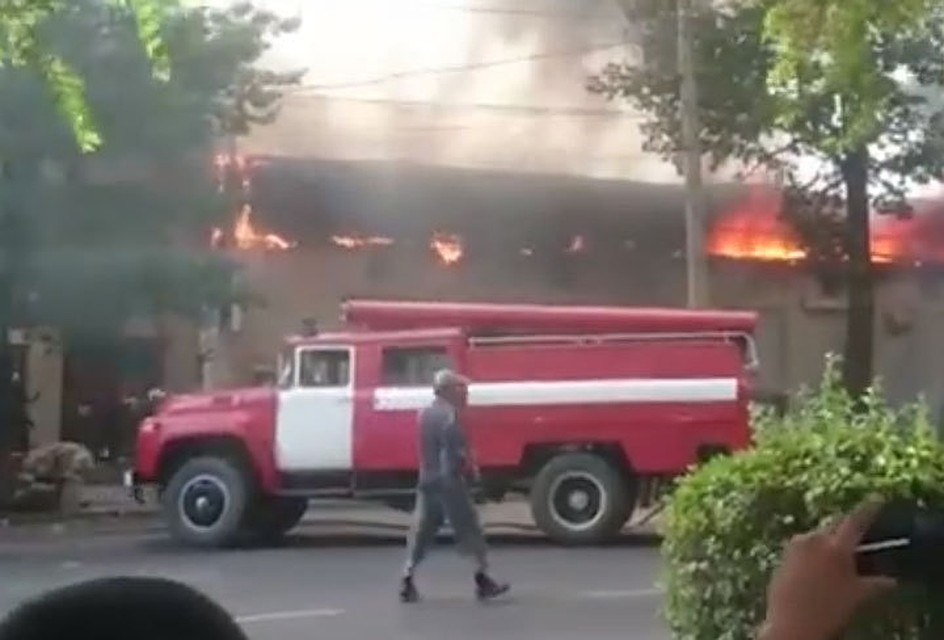 По предварительным данным, пожар начался в кафе.