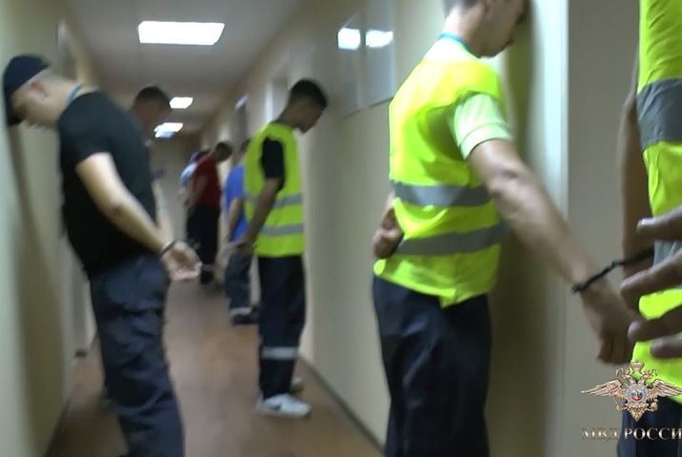 К кражам причастны грузчики аэропорта. Фото - скрин видео МВД России.