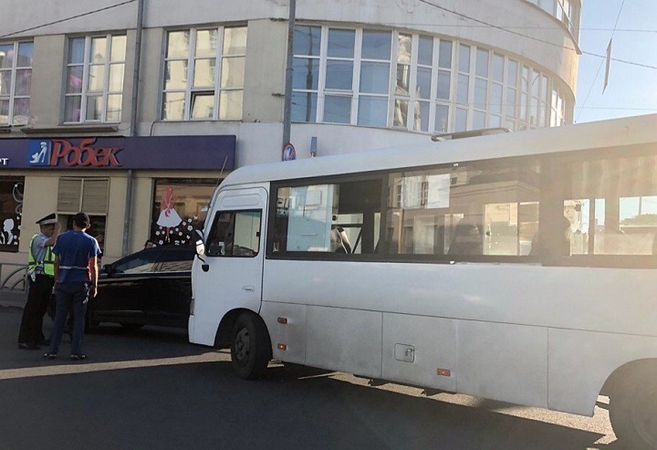 Автобус развернуло на проезжей части