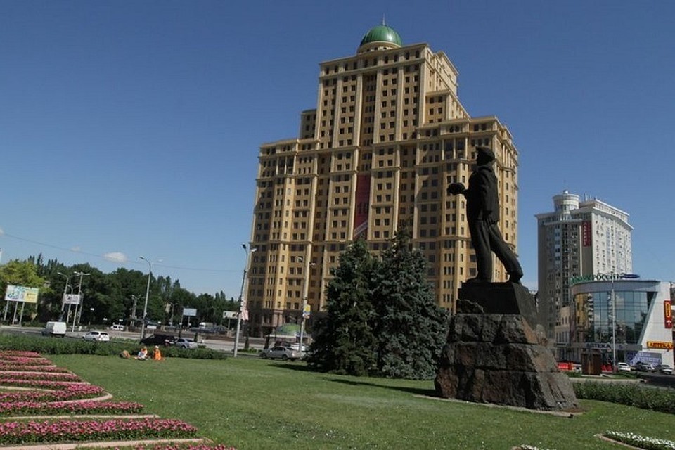 Торговый центр и бизнес-центр не работают в Донецке с начала боевых действий. Фото: vesti-ukr.com