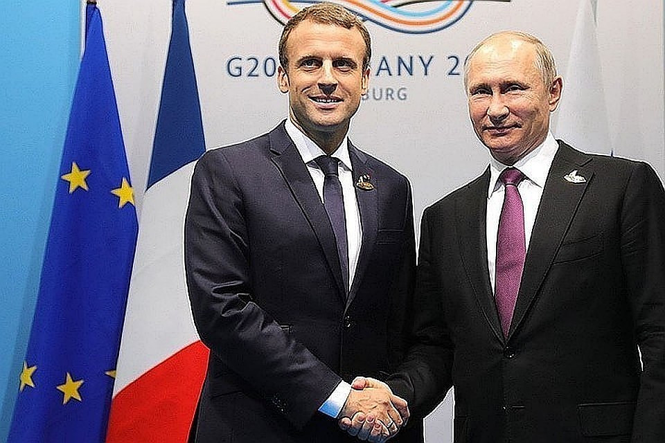 Российский и французский лидеры провели телефонный разговор