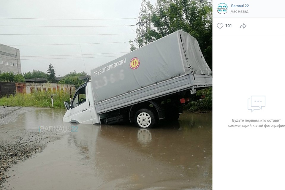 "Газель" "нырнула" в лужу в Барнауле
