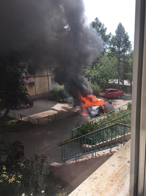 Дым поднимался выше 5-этажного дома