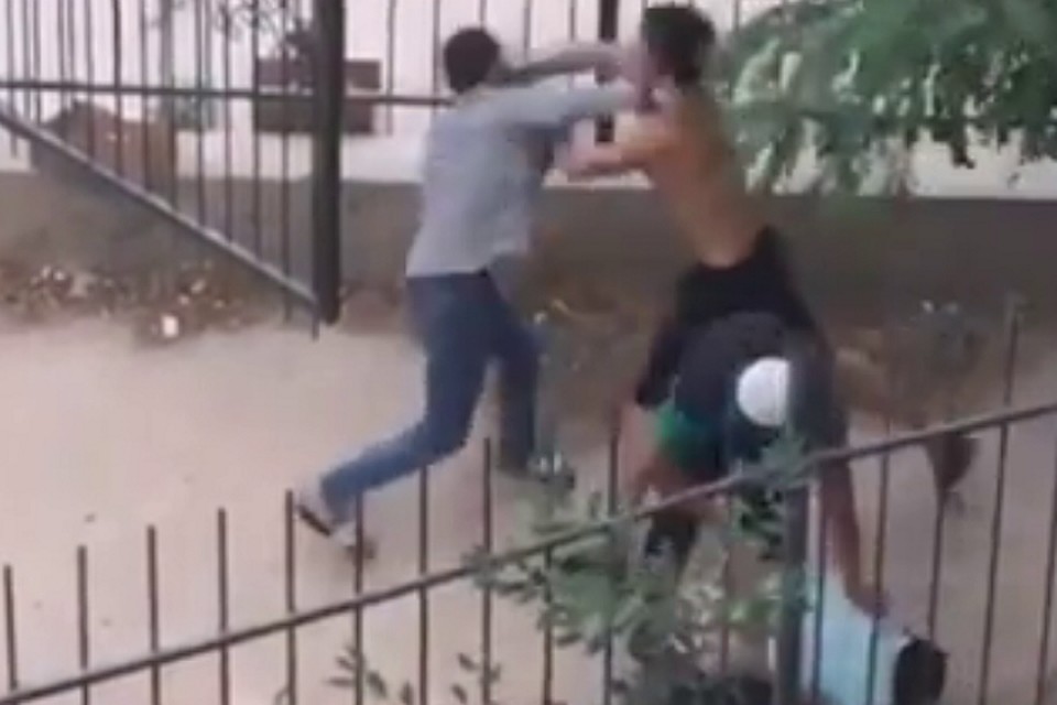 22-летний парень выбежал и отбил мужчину у нападавших.