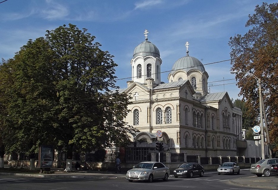 Кишинев, угол улиц 31 августа и Влайку Пыркэлаб.