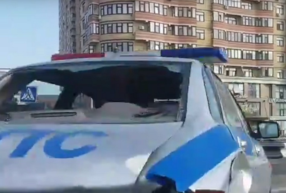 На мосту Мельникайте в экипаж ДПС врезалась «Киа». Скрин с видео