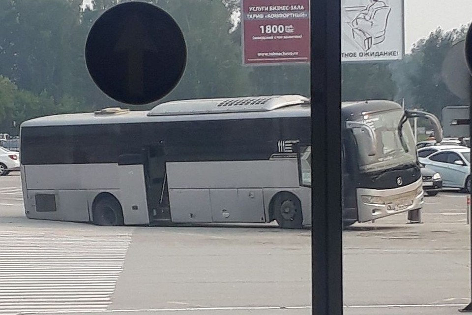 Пассажирский автобус завалился из-за того, что под его колесом провалился асфальт.