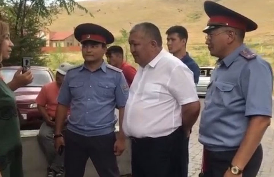В дом гостей не пригласили. Выслушав у ворот представителя экс-президента, следственная группа удалилась.