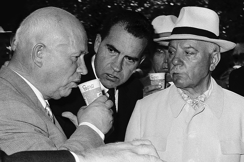 Никита Хрущев пробует "Пепси-колу" на выставке в Сокольниках, 1959 год.