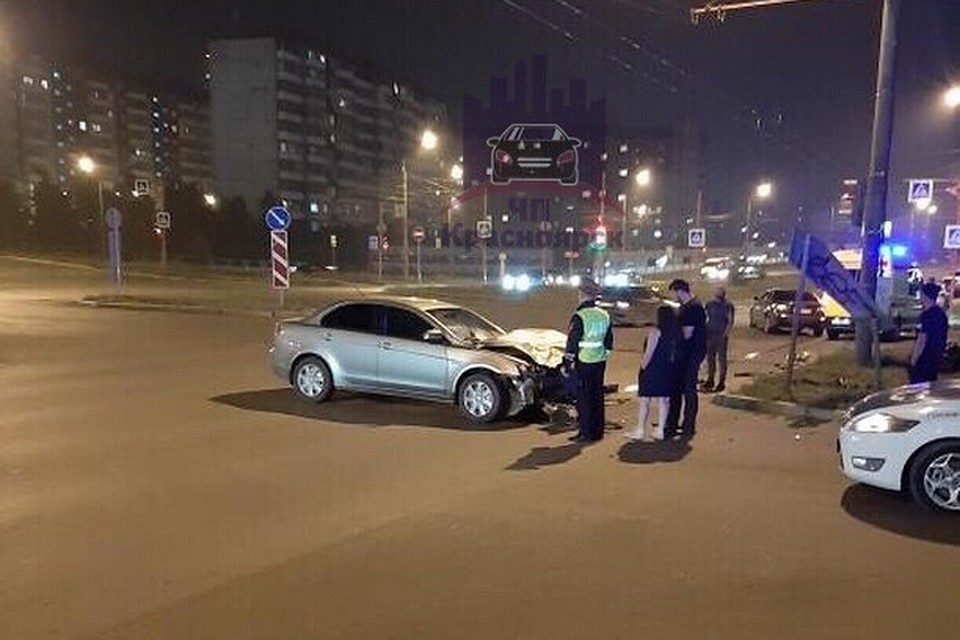 В Красноярске в ночной аварии погибла девушка-мотоциклистка. Фото: "ЧП-Красноярск"