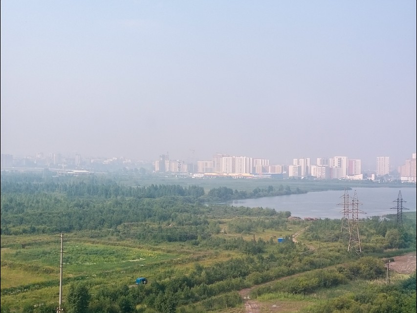 Тюменцы испугались нависшей над городом дымки.