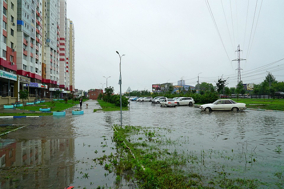 Лужа превратилась почти в море на улице Павла Морозова в Хабаровске
