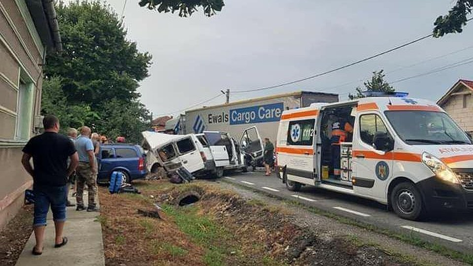 Авария произошла в румынском жудеце Бихор.