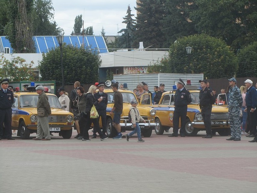 На Театральной площади выставили ретро-автомобили ГИБДД