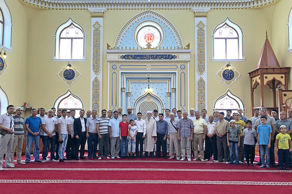 Открытие новой мечети прошло в праздничной обстановке. Фото: пресс-служба депутата ГД Руслана Бальбека