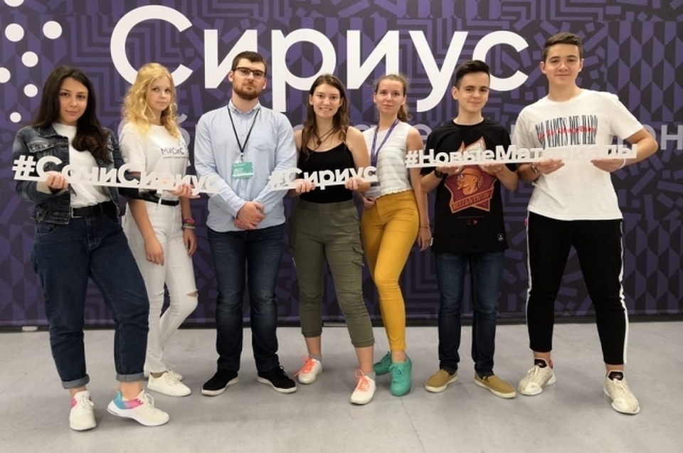 Команда Ксении (она по центру)