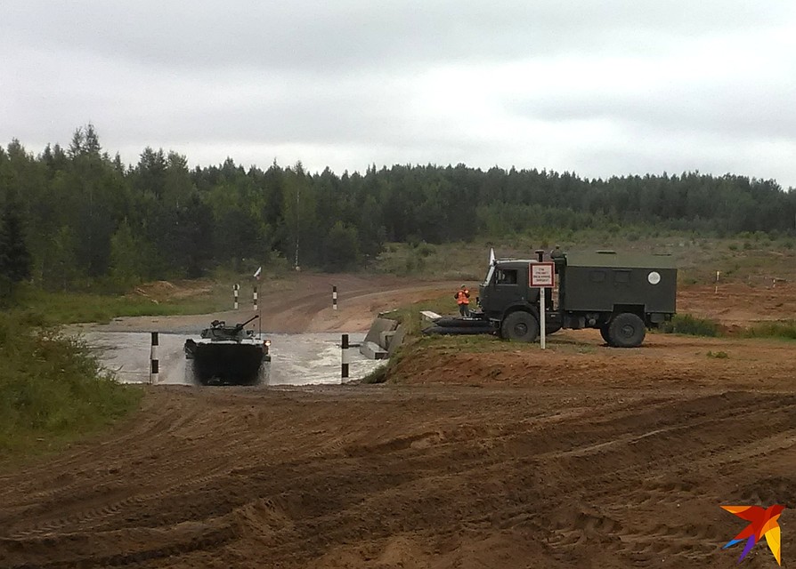 Боевая машина десанта преодолевает брод.