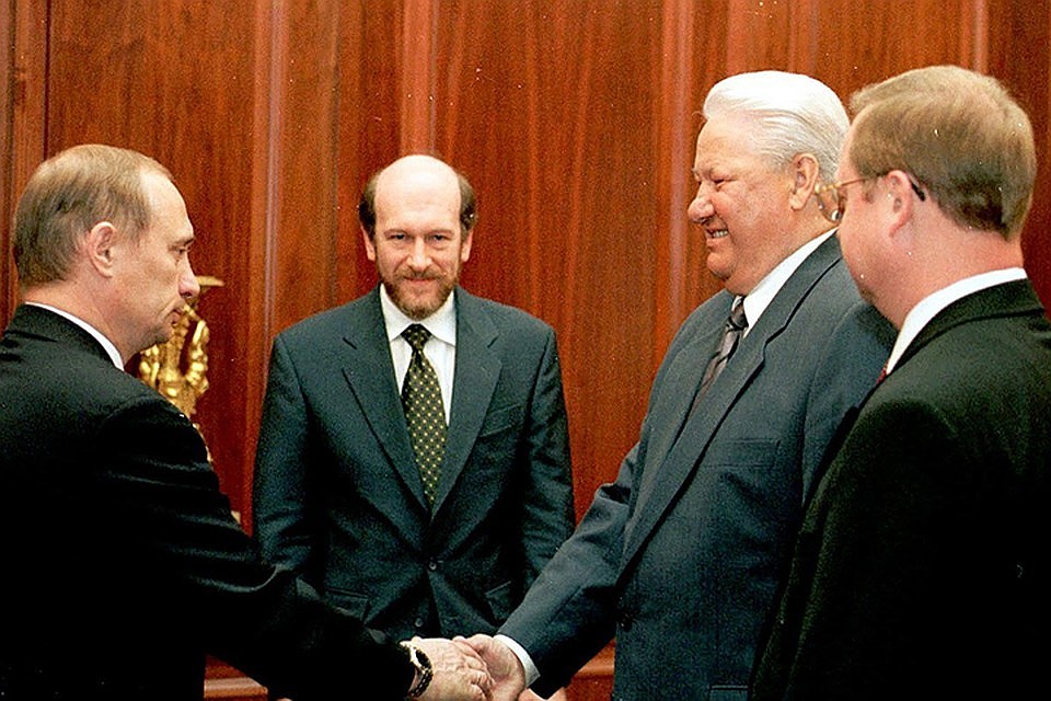 Исторический кадр - Борис Ельцин поздравляет Владимира Путина с назначением на пост премьера (пусть пока с приставкой «и. о.», но уже фактически преемника) вместо Сергея Степашина (на фото - справа). В центре - глава администрации Кремля Александр Волошин