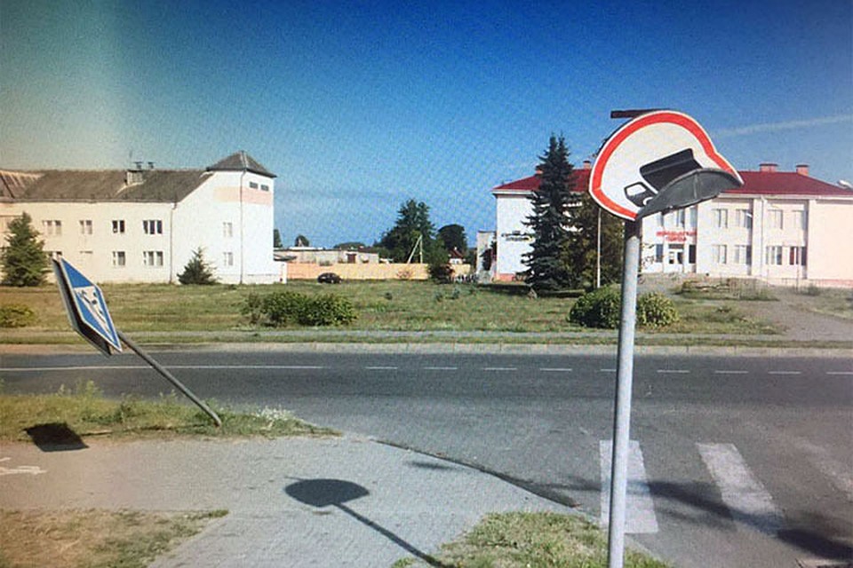 Два парня повредили дорожные знаки в Малорите. Фото: УВД.