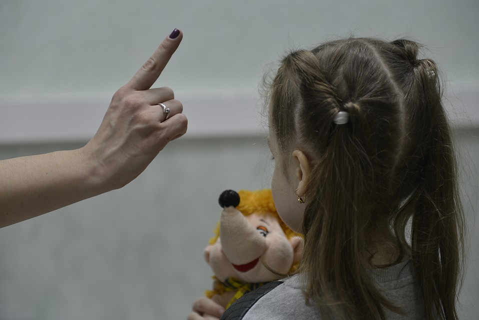 Пожилой мужчина почти четыре года издевался над соседской девочкой, которая жила с матерью рядом с ним.