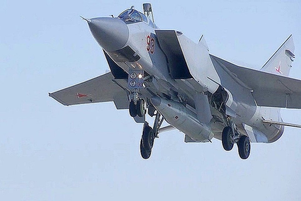 Российский сверхзвуковой истребитель-перехватчик МиГ-31, оснащенный гиперзвуковым комплексом «Кинжал». Фото: twitter.com/russian_defence