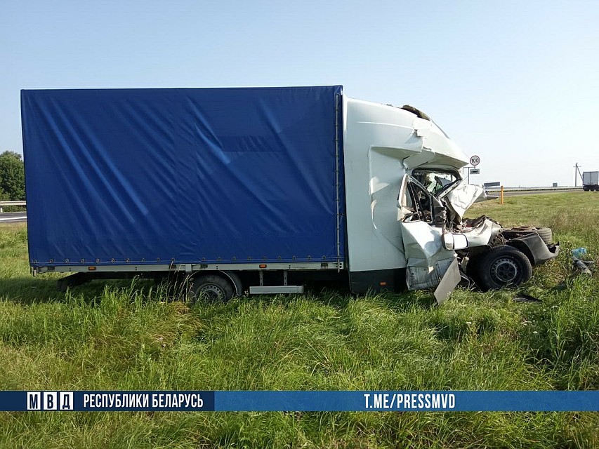Грузовик столкнулся с авто на 150 км автодороги М1 «Брест-Минск-граница РФ». Фото: t.me/s/pressmvd