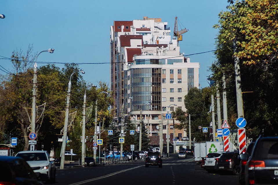 Девочка – блондинка. На ней в тот день была черная майка, черная ветровка с капюшоном и черные джинсы.