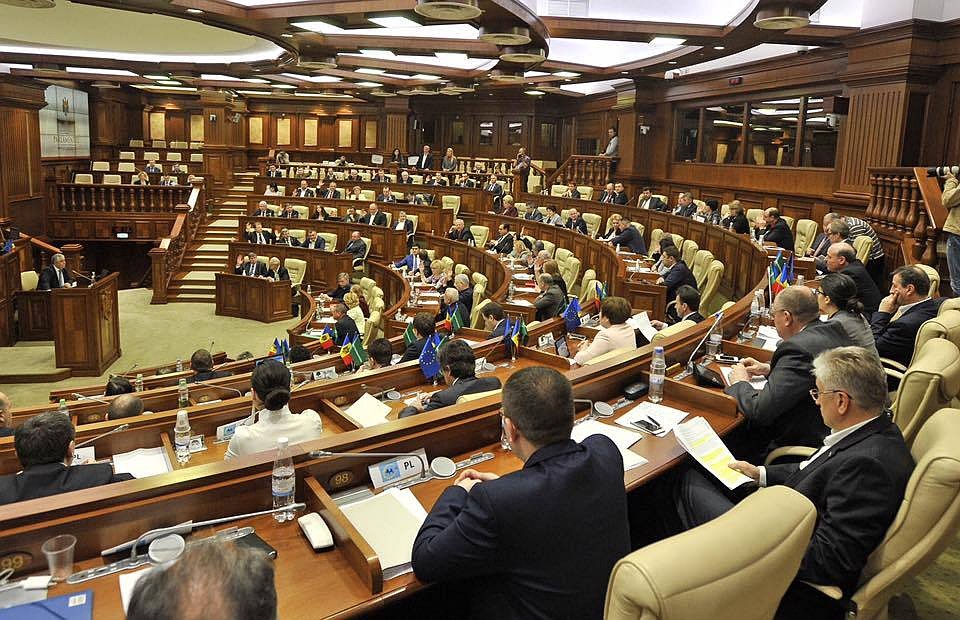 Парламент перестанет быть для кое-кого "крышей"?