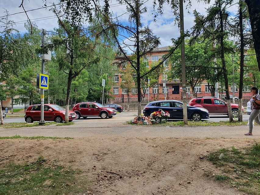 На место ДТП, где погиб ребенок, продолжают приносить цветы.